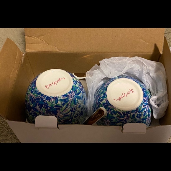 Beautiful designed ceramic set of Lilly Cups - Picture 2 of 7